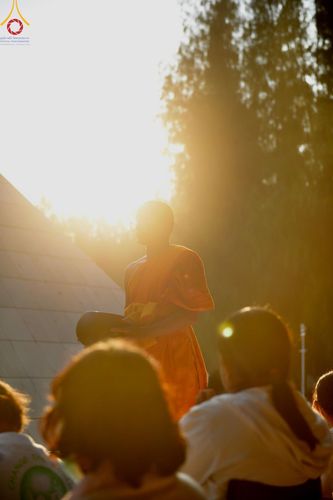 ภาพ No.191198:พิธีตักบาตรพระธรรมยาตรา ณ อนุสรณ์สถานลำดับที่ 1 สถานที่เกิดด้วยรูปกายเนื้อ อนุสรณ์สถานมหาวิหารพระมงคลเทพมุนี (โลตัสแลนด์) อ.สองพี่น้อง จ.สุพรรณบุรี ในโครงการธรรมยาตรา กตัญญูบูชา มหาปูชนียาจารย์ พระมงคลเทพมุนี(สด จนฺทสโร) พระผู้ปราบมาร อนุสรณ์สถาน 7 แห่ง 