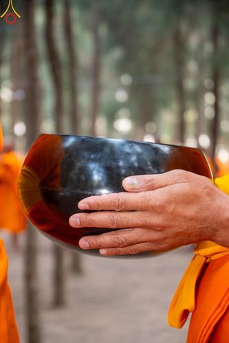 ภาพ No.191199:พิธีตักบาตรพระธรรมยาตรา ณ อนุสรณ์สถานลำดับที่ 1 สถานที่เกิดด้วยรูปกายเนื้อ อนุสรณ์สถานมหาวิหารพระมงคลเทพมุนี (โลตัสแลนด์) อ.สองพี่น้อง จ.สุพรรณบุรี ในโครงการธรรมยาตรา กตัญญูบูชา มหาปูชนียาจารย์ พระมงคลเทพมุนี(สด จนฺทสโร) พระผู้ปราบมาร อนุสรณ์สถาน 7 แห่ง 