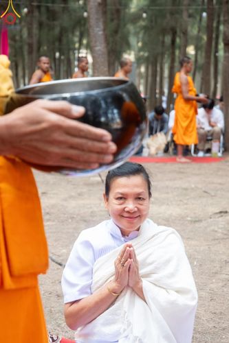 ภาพ No.191200:พิธีตักบาตรพระธรรมยาตรา ณ อนุสรณ์สถานลำดับที่ 1 สถานที่เกิดด้วยรูปกายเนื้อ อนุสรณ์สถานมหาวิหารพระมงคลเทพมุนี (โลตัสแลนด์) อ.สองพี่น้อง จ.สุพรรณบุรี ในโครงการธรรมยาตรา กตัญญูบูชา มหาปูชนียาจารย์ พระมงคลเทพมุนี(สด จนฺทสโร) พระผู้ปราบมาร อนุสรณ์สถาน 7 แห่ง 