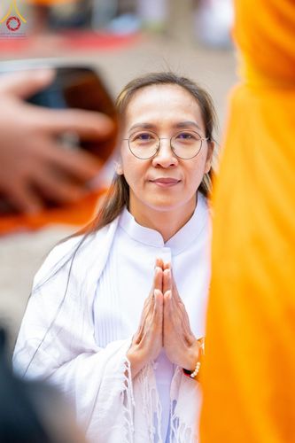 ภาพ No.191201:พิธีตักบาตรพระธรรมยาตรา ณ อนุสรณ์สถานลำดับที่ 1 สถานที่เกิดด้วยรูปกายเนื้อ อนุสรณ์สถานมหาวิหารพระมงคลเทพมุนี (โลตัสแลนด์) อ.สองพี่น้อง จ.สุพรรณบุรี ในโครงการธรรมยาตรา กตัญญูบูชา มหาปูชนียาจารย์ พระมงคลเทพมุนี(สด จนฺทสโร) พระผู้ปราบมาร อนุสรณ์สถาน 7 แห่ง 