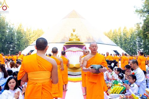 ภาพ No.191203:พิธีตักบาตรพระธรรมยาตรา ณ อนุสรณ์สถานลำดับที่ 1 สถานที่เกิดด้วยรูปกายเนื้อ อนุสรณ์สถานมหาวิหารพระมงคลเทพมุนี (โลตัสแลนด์) อ.สองพี่น้อง จ.สุพรรณบุรี ในโครงการธรรมยาตรา กตัญญูบูชา มหาปูชนียาจารย์ พระมงคลเทพมุนี(สด จนฺทสโร) พระผู้ปราบมาร อนุสรณ์สถาน 7 แห่ง 