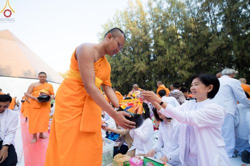 ภาพ No.191209:พิธีตักบาตรพระธรรมยาตรา ณ อนุสรณ์สถานลำดับที่ 1 สถานที่เกิดด้วยรูปกายเนื้อ อนุสรณ์สถานมหาวิหารพระมงคลเทพมุนี (โลตัสแลนด์) อ.สองพี่น้อง จ.สุพรรณบุรี ในโครงการธรรมยาตรา กตัญญูบูชา มหาปูชนียาจารย์ พระมงคลเทพมุนี(สด จนฺทสโร) พระผู้ปราบมาร อนุสรณ์สถาน 7 แห่ง 
