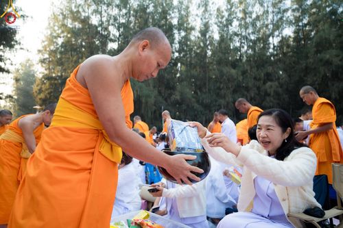 ภาพ No.191210:พิธีตักบาตรพระธรรมยาตรา ณ อนุสรณ์สถานลำดับที่ 1 สถานที่เกิดด้วยรูปกายเนื้อ อนุสรณ์สถานมหาวิหารพระมงคลเทพมุนี (โลตัสแลนด์) อ.สองพี่น้อง จ.สุพรรณบุรี ในโครงการธรรมยาตรา กตัญญูบูชา มหาปูชนียาจารย์ พระมงคลเทพมุนี(สด จนฺทสโร) พระผู้ปราบมาร อนุสรณ์สถาน 7 แห่ง 