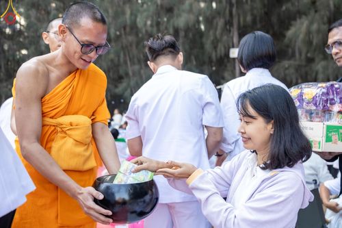 ภาพ No.191212:พิธีตักบาตรพระธรรมยาตรา ณ อนุสรณ์สถานลำดับที่ 1 สถานที่เกิดด้วยรูปกายเนื้อ อนุสรณ์สถานมหาวิหารพระมงคลเทพมุนี (โลตัสแลนด์) อ.สองพี่น้อง จ.สุพรรณบุรี ในโครงการธรรมยาตรา กตัญญูบูชา มหาปูชนียาจารย์ พระมงคลเทพมุนี(สด จนฺทสโร) พระผู้ปราบมาร อนุสรณ์สถาน 7 แห่ง 