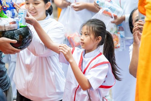 ภาพ No.191214:พิธีตักบาตรพระธรรมยาตรา ณ อนุสรณ์สถานลำดับที่ 1 สถานที่เกิดด้วยรูปกายเนื้อ อนุสรณ์สถานมหาวิหารพระมงคลเทพมุนี (โลตัสแลนด์) อ.สองพี่น้อง จ.สุพรรณบุรี ในโครงการธรรมยาตรา กตัญญูบูชา มหาปูชนียาจารย์ พระมงคลเทพมุนี(สด จนฺทสโร) พระผู้ปราบมาร อนุสรณ์สถาน 7 แห่ง 