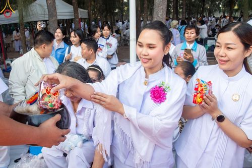 ภาพ No.191216:พิธีตักบาตรพระธรรมยาตรา ณ อนุสรณ์สถานลำดับที่ 1 สถานที่เกิดด้วยรูปกายเนื้อ อนุสรณ์สถานมหาวิหารพระมงคลเทพมุนี (โลตัสแลนด์) อ.สองพี่น้อง จ.สุพรรณบุรี ในโครงการธรรมยาตรา กตัญญูบูชา มหาปูชนียาจารย์ พระมงคลเทพมุนี(สด จนฺทสโร) พระผู้ปราบมาร อนุสรณ์สถาน 7 แห่ง 