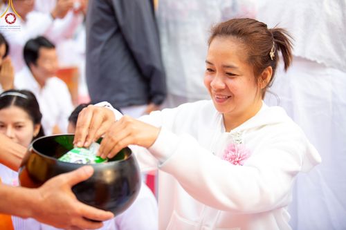 ภาพ No.191221:พิธีตักบาตรพระธรรมยาตรา ณ อนุสรณ์สถานลำดับที่ 1 สถานที่เกิดด้วยรูปกายเนื้อ อนุสรณ์สถานมหาวิหารพระมงคลเทพมุนี (โลตัสแลนด์) อ.สองพี่น้อง จ.สุพรรณบุรี ในโครงการธรรมยาตรา กตัญญูบูชา มหาปูชนียาจารย์ พระมงคลเทพมุนี(สด จนฺทสโร) พระผู้ปราบมาร อนุสรณ์สถาน 7 แห่ง 