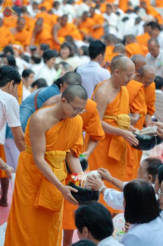 ภาพ No.191222:พิธีตักบาตรพระธรรมยาตรา ณ อนุสรณ์สถานลำดับที่ 1 สถานที่เกิดด้วยรูปกายเนื้อ อนุสรณ์สถานมหาวิหารพระมงคลเทพมุนี (โลตัสแลนด์) อ.สองพี่น้อง จ.สุพรรณบุรี ในโครงการธรรมยาตรา กตัญญูบูชา มหาปูชนียาจารย์ พระมงคลเทพมุนี(สด จนฺทสโร) พระผู้ปราบมาร อนุสรณ์สถาน 7 แห่ง 