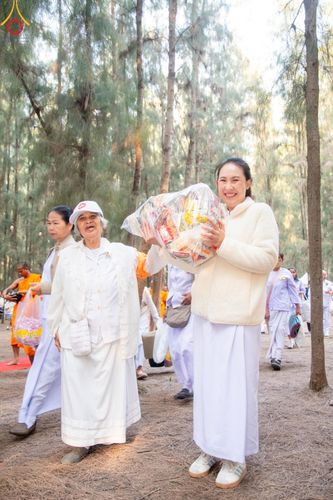ภาพ No.191225:พิธีตักบาตรพระธรรมยาตรา ณ อนุสรณ์สถานลำดับที่ 1 สถานที่เกิดด้วยรูปกายเนื้อ อนุสรณ์สถานมหาวิหารพระมงคลเทพมุนี (โลตัสแลนด์) อ.สองพี่น้อง จ.สุพรรณบุรี ในโครงการธรรมยาตรา กตัญญูบูชา มหาปูชนียาจารย์ พระมงคลเทพมุนี(สด จนฺทสโร) พระผู้ปราบมาร อนุสรณ์สถาน 7 แห่ง 