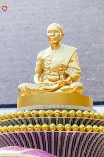 ภาพ No.191232:พิธีจุดประทีปถวายเป็นพุทธบูชา และบูชาธรรมมหาปูชนียาจารย์ ณ อนุสรณ์สถานมหาวิหารพระมงคลเทพมุนี (โลตัสแลนด์) อ.สองพี่น้อง จ.สุพรรณบุรี ในโครงการธรรมยาตรา กตัญญูบูชา มหาปูชนียาจารย์ พระมงคลเทพมุนี(สด จนฺทสโร) พระผู้ปราบมาร อนุสรณ์สถาน 7 แห่ง ปีที่ 13