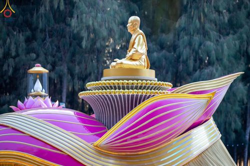 ภาพ No.191243:พิธีจุดประทีปถวายเป็นพุทธบูชา และบูชาธรรมมหาปูชนียาจารย์ ณ อนุสรณ์สถานมหาวิหารพระมงคลเทพมุนี (โลตัสแลนด์) อ.สองพี่น้อง จ.สุพรรณบุรี ในโครงการธรรมยาตรา กตัญญูบูชา มหาปูชนียาจารย์ พระมงคลเทพมุนี(สด จนฺทสโร) พระผู้ปราบมาร อนุสรณ์สถาน 7 แห่ง ปีที่ 13