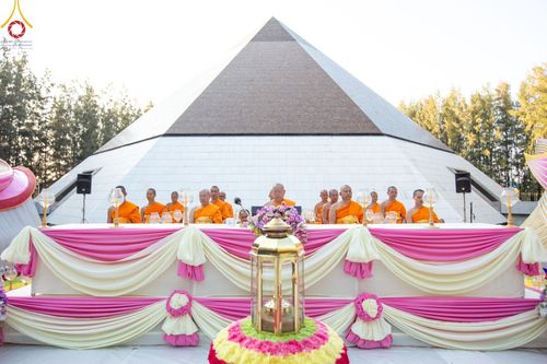 ภาพ No.191245:พิธีจุดประทีปถวายเป็นพุทธบูชา และบูชาธรรมมหาปูชนียาจารย์ ณ อนุสรณ์สถานมหาวิหารพระมงคลเทพมุนี (โลตัสแลนด์) อ.สองพี่น้อง จ.สุพรรณบุรี ในโครงการธรรมยาตรา กตัญญูบูชา มหาปูชนียาจารย์ พระมงคลเทพมุนี(สด จนฺทสโร) พระผู้ปราบมาร อนุสรณ์สถาน 7 แห่ง ปีที่ 13