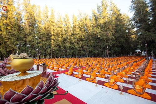 ภาพ No.191246:พิธีจุดประทีปถวายเป็นพุทธบูชา และบูชาธรรมมหาปูชนียาจารย์ ณ อนุสรณ์สถานมหาวิหารพระมงคลเทพมุนี (โลตัสแลนด์) อ.สองพี่น้อง จ.สุพรรณบุรี ในโครงการธรรมยาตรา กตัญญูบูชา มหาปูชนียาจารย์ พระมงคลเทพมุนี(สด จนฺทสโร) พระผู้ปราบมาร อนุสรณ์สถาน 7 แห่ง ปีที่ 13