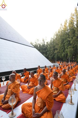 ภาพ No.191251:พิธีจุดประทีปถวายเป็นพุทธบูชา และบูชาธรรมมหาปูชนียาจารย์ ณ อนุสรณ์สถานมหาวิหารพระมงคลเทพมุนี (โลตัสแลนด์) อ.สองพี่น้อง จ.สุพรรณบุรี ในโครงการธรรมยาตรา กตัญญูบูชา มหาปูชนียาจารย์ พระมงคลเทพมุนี(สด จนฺทสโร) พระผู้ปราบมาร อนุสรณ์สถาน 7 แห่ง ปีที่ 13