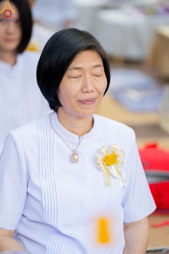 ภาพ No.191258:พิธีจุดประทีปถวายเป็นพุทธบูชา และบูชาธรรมมหาปูชนียาจารย์ ณ อนุสรณ์สถานมหาวิหารพระมงคลเทพมุนี (โลตัสแลนด์) อ.สองพี่น้อง จ.สุพรรณบุรี ในโครงการธรรมยาตรา กตัญญูบูชา มหาปูชนียาจารย์ พระมงคลเทพมุนี(สด จนฺทสโร) พระผู้ปราบมาร อนุสรณ์สถาน 7 แห่ง ปีที่ 13