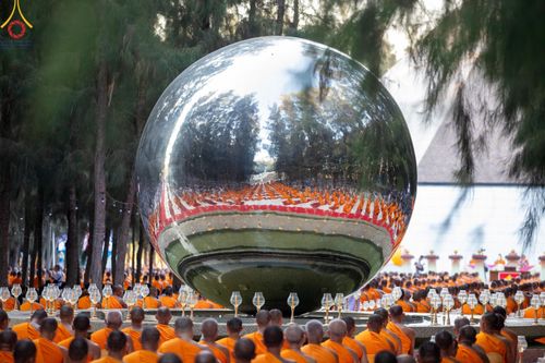 ภาพ No.191263:พิธีจุดประทีปถวายเป็นพุทธบูชา และบูชาธรรมมหาปูชนียาจารย์ ณ อนุสรณ์สถานมหาวิหารพระมงคลเทพมุนี (โลตัสแลนด์) อ.สองพี่น้อง จ.สุพรรณบุรี ในโครงการธรรมยาตรา กตัญญูบูชา มหาปูชนียาจารย์ พระมงคลเทพมุนี(สด จนฺทสโร) พระผู้ปราบมาร อนุสรณ์สถาน 7 แห่ง ปีที่ 13