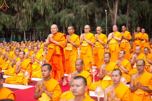 ภาพ No.191264:พิธีจุดประทีปถวายเป็นพุทธบูชา และบูชาธรรมมหาปูชนียาจารย์ ณ อนุสรณ์สถานมหาวิหารพระมงคลเทพมุนี (โลตัสแลนด์) อ.สองพี่น้อง จ.สุพรรณบุรี ในโครงการธรรมยาตรา กตัญญูบูชา มหาปูชนียาจารย์ พระมงคลเทพมุนี(สด จนฺทสโร) พระผู้ปราบมาร อนุสรณ์สถาน 7 แห่ง ปีที่ 13
