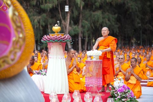 ภาพ No.191266:พิธีจุดประทีปถวายเป็นพุทธบูชา และบูชาธรรมมหาปูชนียาจารย์ ณ อนุสรณ์สถานมหาวิหารพระมงคลเทพมุนี (โลตัสแลนด์) อ.สองพี่น้อง จ.สุพรรณบุรี ในโครงการธรรมยาตรา กตัญญูบูชา มหาปูชนียาจารย์ พระมงคลเทพมุนี(สด จนฺทสโร) พระผู้ปราบมาร อนุสรณ์สถาน 7 แห่ง ปีที่ 13
