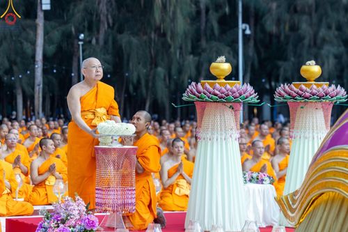 ภาพ No.191267:พิธีจุดประทีปถวายเป็นพุทธบูชา และบูชาธรรมมหาปูชนียาจารย์ ณ อนุสรณ์สถานมหาวิหารพระมงคลเทพมุนี (โลตัสแลนด์) อ.สองพี่น้อง จ.สุพรรณบุรี ในโครงการธรรมยาตรา กตัญญูบูชา มหาปูชนียาจารย์ พระมงคลเทพมุนี(สด จนฺทสโร) พระผู้ปราบมาร อนุสรณ์สถาน 7 แห่ง ปีที่ 13