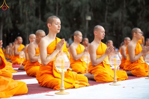 ภาพ No.191271:พิธีจุดประทีปถวายเป็นพุทธบูชา และบูชาธรรมมหาปูชนียาจารย์ ณ อนุสรณ์สถานมหาวิหารพระมงคลเทพมุนี (โลตัสแลนด์) อ.สองพี่น้อง จ.สุพรรณบุรี ในโครงการธรรมยาตรา กตัญญูบูชา มหาปูชนียาจารย์ พระมงคลเทพมุนี(สด จนฺทสโร) พระผู้ปราบมาร อนุสรณ์สถาน 7 แห่ง ปีที่ 13