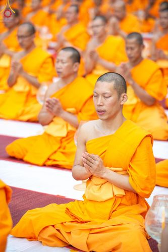 ภาพ No.191272:พิธีจุดประทีปถวายเป็นพุทธบูชา และบูชาธรรมมหาปูชนียาจารย์ ณ อนุสรณ์สถานมหาวิหารพระมงคลเทพมุนี (โลตัสแลนด์) อ.สองพี่น้อง จ.สุพรรณบุรี ในโครงการธรรมยาตรา กตัญญูบูชา มหาปูชนียาจารย์ พระมงคลเทพมุนี(สด จนฺทสโร) พระผู้ปราบมาร อนุสรณ์สถาน 7 แห่ง ปีที่ 13