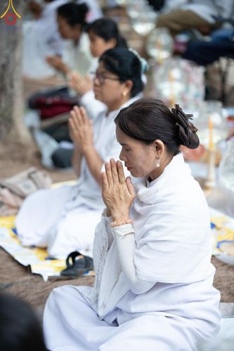 ภาพ No.191273:พิธีจุดประทีปถวายเป็นพุทธบูชา และบูชาธรรมมหาปูชนียาจารย์ ณ อนุสรณ์สถานมหาวิหารพระมงคลเทพมุนี (โลตัสแลนด์) อ.สองพี่น้อง จ.สุพรรณบุรี ในโครงการธรรมยาตรา กตัญญูบูชา มหาปูชนียาจารย์ พระมงคลเทพมุนี(สด จนฺทสโร) พระผู้ปราบมาร อนุสรณ์สถาน 7 แห่ง ปีที่ 13