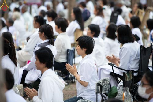 ภาพ No.191274:พิธีจุดประทีปถวายเป็นพุทธบูชา และบูชาธรรมมหาปูชนียาจารย์ ณ อนุสรณ์สถานมหาวิหารพระมงคลเทพมุนี (โลตัสแลนด์) อ.สองพี่น้อง จ.สุพรรณบุรี ในโครงการธรรมยาตรา กตัญญูบูชา มหาปูชนียาจารย์ พระมงคลเทพมุนี(สด จนฺทสโร) พระผู้ปราบมาร อนุสรณ์สถาน 7 แห่ง ปีที่ 13