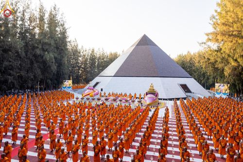 ภาพ No.191277:พิธีจุดประทีปถวายเป็นพุทธบูชา และบูชาธรรมมหาปูชนียาจารย์ ณ อนุสรณ์สถานมหาวิหารพระมงคลเทพมุนี (โลตัสแลนด์) อ.สองพี่น้อง จ.สุพรรณบุรี ในโครงการธรรมยาตรา กตัญญูบูชา มหาปูชนียาจารย์ พระมงคลเทพมุนี(สด จนฺทสโร) พระผู้ปราบมาร อนุสรณ์สถาน 7 แห่ง ปีที่ 13