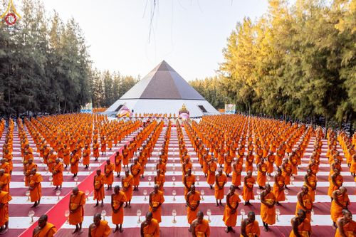 ภาพ No.191279:พิธีจุดประทีปถวายเป็นพุทธบูชา และบูชาธรรมมหาปูชนียาจารย์ ณ อนุสรณ์สถานมหาวิหารพระมงคลเทพมุนี (โลตัสแลนด์) อ.สองพี่น้อง จ.สุพรรณบุรี ในโครงการธรรมยาตรา กตัญญูบูชา มหาปูชนียาจารย์ พระมงคลเทพมุนี(สด จนฺทสโร) พระผู้ปราบมาร อนุสรณ์สถาน 7 แห่ง ปีที่ 13