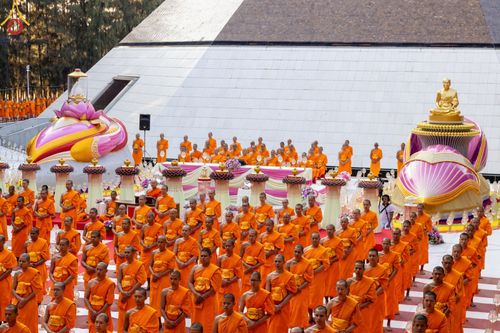 ภาพ No.191278:พิธีจุดประทีปถวายเป็นพุทธบูชา และบูชาธรรมมหาปูชนียาจารย์ ณ อนุสรณ์สถานมหาวิหารพระมงคลเทพมุนี (โลตัสแลนด์) อ.สองพี่น้อง จ.สุพรรณบุรี ในโครงการธรรมยาตรา กตัญญูบูชา มหาปูชนียาจารย์ พระมงคลเทพมุนี(สด จนฺทสโร) พระผู้ปราบมาร อนุสรณ์สถาน 7 แห่ง ปีที่ 13