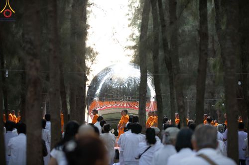 ภาพ No.191280:พิธีจุดประทีปถวายเป็นพุทธบูชา และบูชาธรรมมหาปูชนียาจารย์ ณ อนุสรณ์สถานมหาวิหารพระมงคลเทพมุนี (โลตัสแลนด์) อ.สองพี่น้อง จ.สุพรรณบุรี ในโครงการธรรมยาตรา กตัญญูบูชา มหาปูชนียาจารย์ พระมงคลเทพมุนี(สด จนฺทสโร) พระผู้ปราบมาร อนุสรณ์สถาน 7 แห่ง ปีที่ 13