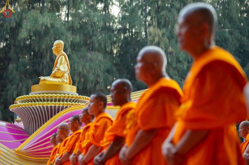 ภาพ No.191281:พิธีจุดประทีปถวายเป็นพุทธบูชา และบูชาธรรมมหาปูชนียาจารย์ ณ อนุสรณ์สถานมหาวิหารพระมงคลเทพมุนี (โลตัสแลนด์) อ.สองพี่น้อง จ.สุพรรณบุรี ในโครงการธรรมยาตรา กตัญญูบูชา มหาปูชนียาจารย์ พระมงคลเทพมุนี(สด จนฺทสโร) พระผู้ปราบมาร อนุสรณ์สถาน 7 แห่ง ปีที่ 13