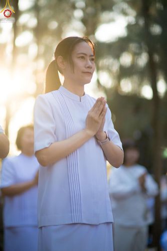 ภาพ No.191287:พิธีจุดประทีปถวายเป็นพุทธบูชา และบูชาธรรมมหาปูชนียาจารย์ ณ อนุสรณ์สถานมหาวิหารพระมงคลเทพมุนี (โลตัสแลนด์) อ.สองพี่น้อง จ.สุพรรณบุรี ในโครงการธรรมยาตรา กตัญญูบูชา มหาปูชนียาจารย์ พระมงคลเทพมุนี(สด จนฺทสโร) พระผู้ปราบมาร อนุสรณ์สถาน 7 แห่ง ปีที่ 13