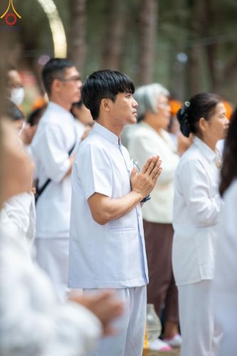 ภาพ No.191288:พิธีจุดประทีปถวายเป็นพุทธบูชา และบูชาธรรมมหาปูชนียาจารย์ ณ อนุสรณ์สถานมหาวิหารพระมงคลเทพมุนี (โลตัสแลนด์) อ.สองพี่น้อง จ.สุพรรณบุรี ในโครงการธรรมยาตรา กตัญญูบูชา มหาปูชนียาจารย์ พระมงคลเทพมุนี(สด จนฺทสโร) พระผู้ปราบมาร อนุสรณ์สถาน 7 แห่ง ปีที่ 13