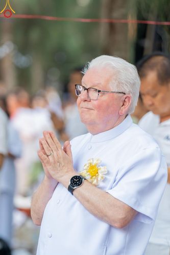 ภาพ No.191290:พิธีจุดประทีปถวายเป็นพุทธบูชา และบูชาธรรมมหาปูชนียาจารย์ ณ อนุสรณ์สถานมหาวิหารพระมงคลเทพมุนี (โลตัสแลนด์) อ.สองพี่น้อง จ.สุพรรณบุรี ในโครงการธรรมยาตรา กตัญญูบูชา มหาปูชนียาจารย์ พระมงคลเทพมุนี(สด จนฺทสโร) พระผู้ปราบมาร อนุสรณ์สถาน 7 แห่ง ปีที่ 13
