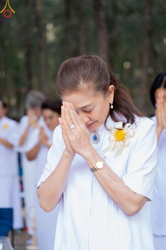 ภาพ No.191291:พิธีจุดประทีปถวายเป็นพุทธบูชา และบูชาธรรมมหาปูชนียาจารย์ ณ อนุสรณ์สถานมหาวิหารพระมงคลเทพมุนี (โลตัสแลนด์) อ.สองพี่น้อง จ.สุพรรณบุรี ในโครงการธรรมยาตรา กตัญญูบูชา มหาปูชนียาจารย์ พระมงคลเทพมุนี(สด จนฺทสโร) พระผู้ปราบมาร อนุสรณ์สถาน 7 แห่ง ปีที่ 13