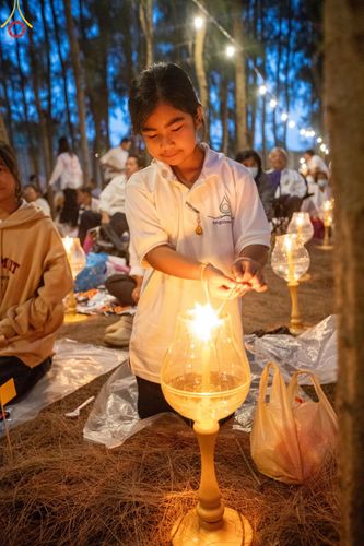 ภาพ No.191294:พิธีจุดประทีปถวายเป็นพุทธบูชา และบูชาธรรมมหาปูชนียาจารย์ ณ อนุสรณ์สถานมหาวิหารพระมงคลเทพมุนี (โลตัสแลนด์) อ.สองพี่น้อง จ.สุพรรณบุรี ในโครงการธรรมยาตรา กตัญญูบูชา มหาปูชนียาจารย์ พระมงคลเทพมุนี(สด จนฺทสโร) พระผู้ปราบมาร อนุสรณ์สถาน 7 แห่ง ปีที่ 13