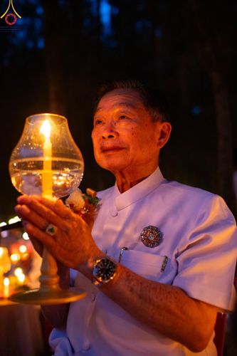 ภาพ No.191296:พิธีจุดประทีปถวายเป็นพุทธบูชา และบูชาธรรมมหาปูชนียาจารย์ ณ อนุสรณ์สถานมหาวิหารพระมงคลเทพมุนี (โลตัสแลนด์) อ.สองพี่น้อง จ.สุพรรณบุรี ในโครงการธรรมยาตรา กตัญญูบูชา มหาปูชนียาจารย์ พระมงคลเทพมุนี(สด จนฺทสโร) พระผู้ปราบมาร อนุสรณ์สถาน 7 แห่ง ปีที่ 13