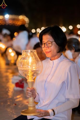 ภาพ No.191300:พิธีจุดประทีปถวายเป็นพุทธบูชา และบูชาธรรมมหาปูชนียาจารย์ ณ อนุสรณ์สถานมหาวิหารพระมงคลเทพมุนี (โลตัสแลนด์) อ.สองพี่น้อง จ.สุพรรณบุรี ในโครงการธรรมยาตรา กตัญญูบูชา มหาปูชนียาจารย์ พระมงคลเทพมุนี(สด จนฺทสโร) พระผู้ปราบมาร อนุสรณ์สถาน 7 แห่ง ปีที่ 13