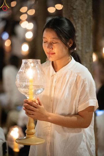 ภาพ No.191301:พิธีจุดประทีปถวายเป็นพุทธบูชา และบูชาธรรมมหาปูชนียาจารย์ ณ อนุสรณ์สถานมหาวิหารพระมงคลเทพมุนี (โลตัสแลนด์) อ.สองพี่น้อง จ.สุพรรณบุรี ในโครงการธรรมยาตรา กตัญญูบูชา มหาปูชนียาจารย์ พระมงคลเทพมุนี(สด จนฺทสโร) พระผู้ปราบมาร อนุสรณ์สถาน 7 แห่ง ปีที่ 13