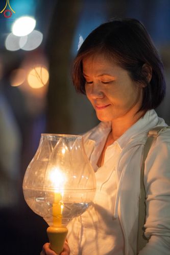 ภาพ No.191302:พิธีจุดประทีปถวายเป็นพุทธบูชา และบูชาธรรมมหาปูชนียาจารย์ ณ อนุสรณ์สถานมหาวิหารพระมงคลเทพมุนี (โลตัสแลนด์) อ.สองพี่น้อง จ.สุพรรณบุรี ในโครงการธรรมยาตรา กตัญญูบูชา มหาปูชนียาจารย์ พระมงคลเทพมุนี(สด จนฺทสโร) พระผู้ปราบมาร อนุสรณ์สถาน 7 แห่ง ปีที่ 13