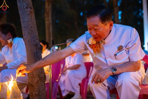 ภาพ No.191303:พิธีจุดประทีปถวายเป็นพุทธบูชา และบูชาธรรมมหาปูชนียาจารย์ ณ อนุสรณ์สถานมหาวิหารพระมงคลเทพมุนี (โลตัสแลนด์) อ.สองพี่น้อง จ.สุพรรณบุรี ในโครงการธรรมยาตรา กตัญญูบูชา มหาปูชนียาจารย์ พระมงคลเทพมุนี(สด จนฺทสโร) พระผู้ปราบมาร อนุสรณ์สถาน 7 แห่ง ปีที่ 13