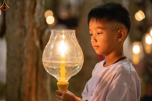 ภาพ No.191304:พิธีจุดประทีปถวายเป็นพุทธบูชา และบูชาธรรมมหาปูชนียาจารย์ ณ อนุสรณ์สถานมหาวิหารพระมงคลเทพมุนี (โลตัสแลนด์) อ.สองพี่น้อง จ.สุพรรณบุรี ในโครงการธรรมยาตรา กตัญญูบูชา มหาปูชนียาจารย์ พระมงคลเทพมุนี(สด จนฺทสโร) พระผู้ปราบมาร อนุสรณ์สถาน 7 แห่ง ปีที่ 13