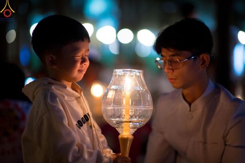 ภาพ No.191306:พิธีจุดประทีปถวายเป็นพุทธบูชา และบูชาธรรมมหาปูชนียาจารย์ ณ อนุสรณ์สถานมหาวิหารพระมงคลเทพมุนี (โลตัสแลนด์) อ.สองพี่น้อง จ.สุพรรณบุรี ในโครงการธรรมยาตรา กตัญญูบูชา มหาปูชนียาจารย์ พระมงคลเทพมุนี(สด จนฺทสโร) พระผู้ปราบมาร อนุสรณ์สถาน 7 แห่ง ปีที่ 13