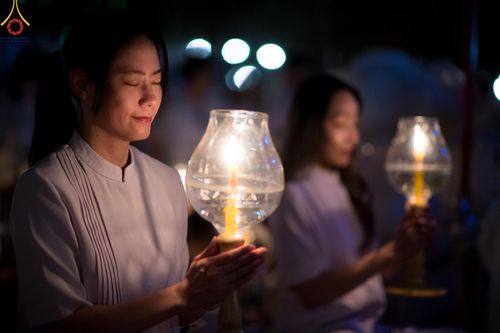ภาพ No.191305:พิธีจุดประทีปถวายเป็นพุทธบูชา และบูชาธรรมมหาปูชนียาจารย์ ณ อนุสรณ์สถานมหาวิหารพระมงคลเทพมุนี (โลตัสแลนด์) อ.สองพี่น้อง จ.สุพรรณบุรี ในโครงการธรรมยาตรา กตัญญูบูชา มหาปูชนียาจารย์ พระมงคลเทพมุนี(สด จนฺทสโร) พระผู้ปราบมาร อนุสรณ์สถาน 7 แห่ง ปีที่ 13