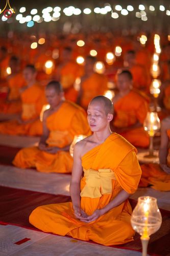 ภาพ No.191312:พิธีจุดประทีปถวายเป็นพุทธบูชา และบูชาธรรมมหาปูชนียาจารย์ ณ อนุสรณ์สถานมหาวิหารพระมงคลเทพมุนี (โลตัสแลนด์) อ.สองพี่น้อง จ.สุพรรณบุรี ในโครงการธรรมยาตรา กตัญญูบูชา มหาปูชนียาจารย์ พระมงคลเทพมุนี(สด จนฺทสโร) พระผู้ปราบมาร อนุสรณ์สถาน 7 แห่ง ปีที่ 13