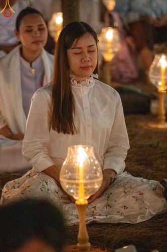 ภาพ No.191318:พิธีจุดประทีปถวายเป็นพุทธบูชา และบูชาธรรมมหาปูชนียาจารย์ ณ อนุสรณ์สถานมหาวิหารพระมงคลเทพมุนี (โลตัสแลนด์) อ.สองพี่น้อง จ.สุพรรณบุรี ในโครงการธรรมยาตรา กตัญญูบูชา มหาปูชนียาจารย์ พระมงคลเทพมุนี(สด จนฺทสโร) พระผู้ปราบมาร อนุสรณ์สถาน 7 แห่ง ปีที่ 13