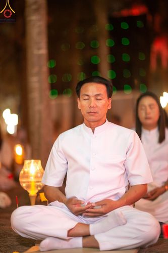 ภาพ No.191322:พิธีจุดประทีปถวายเป็นพุทธบูชา และบูชาธรรมมหาปูชนียาจารย์ ณ อนุสรณ์สถานมหาวิหารพระมงคลเทพมุนี (โลตัสแลนด์) อ.สองพี่น้อง จ.สุพรรณบุรี ในโครงการธรรมยาตรา กตัญญูบูชา มหาปูชนียาจารย์ พระมงคลเทพมุนี(สด จนฺทสโร) พระผู้ปราบมาร อนุสรณ์สถาน 7 แห่ง ปีที่ 13