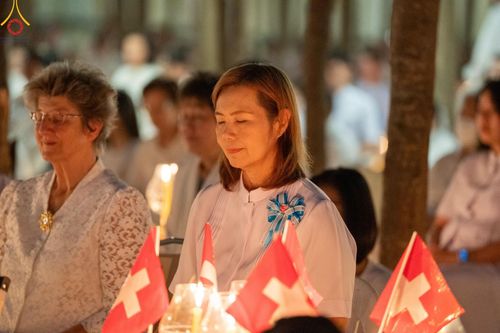 ภาพ No.191323:พิธีจุดประทีปถวายเป็นพุทธบูชา และบูชาธรรมมหาปูชนียาจารย์ ณ อนุสรณ์สถานมหาวิหารพระมงคลเทพมุนี (โลตัสแลนด์) อ.สองพี่น้อง จ.สุพรรณบุรี ในโครงการธรรมยาตรา กตัญญูบูชา มหาปูชนียาจารย์ พระมงคลเทพมุนี(สด จนฺทสโร) พระผู้ปราบมาร อนุสรณ์สถาน 7 แห่ง ปีที่ 13