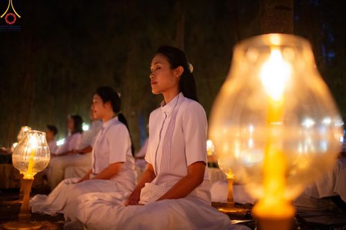 ภาพ No.191324:พิธีจุดประทีปถวายเป็นพุทธบูชา และบูชาธรรมมหาปูชนียาจารย์ ณ อนุสรณ์สถานมหาวิหารพระมงคลเทพมุนี (โลตัสแลนด์) อ.สองพี่น้อง จ.สุพรรณบุรี ในโครงการธรรมยาตรา กตัญญูบูชา มหาปูชนียาจารย์ พระมงคลเทพมุนี(สด จนฺทสโร) พระผู้ปราบมาร อนุสรณ์สถาน 7 แห่ง ปีที่ 13